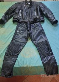 giubbotto e pantaloni moto