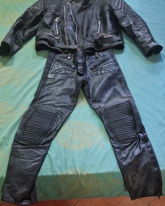 giubbotto e pantaloni moto