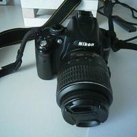 Fotocamera Nikon D5000 usata con obbiettivo