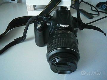 Fotocamera Nikon D5000 usata con obbiettivo