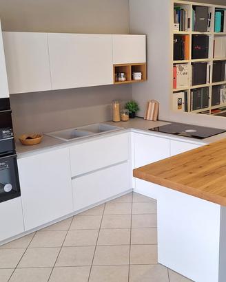 CUCINA NUOVA BIANCA CON GOLE E PENISOLA ROVERE