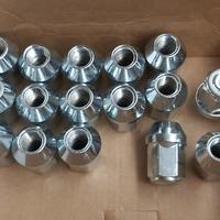 Set 16 Dadi Ruota Chiusi M12x1.5 CH19 Cromati