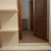 Specchio con mensole