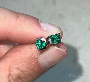 Orecchini a cuore verde smeraldo luminosi