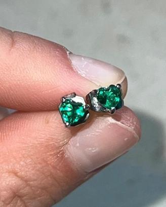 Orecchini a cuore verde smeraldo luminosi