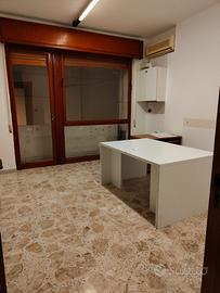 Stanza uso ufficio a Manfredonia