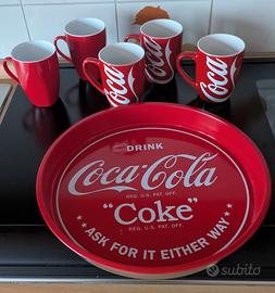 Vassoio con tazze Coca Cola, perfetti.