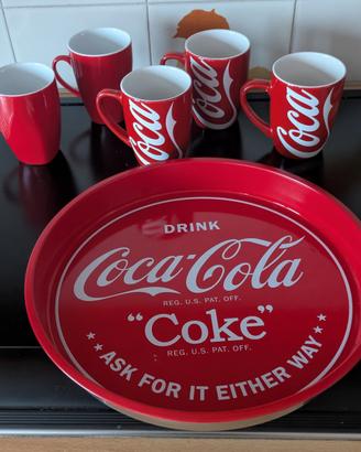 Vassoio con tazze Coca Cola, perfetti.