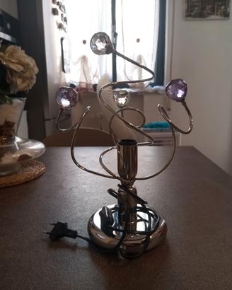 Lampada in metallo cromato e cristalli viola