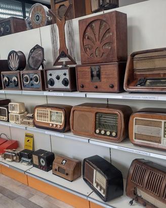 Radio e altoparlanti antichi e vintage