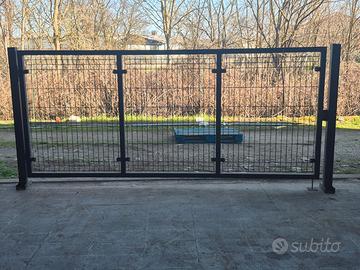 Cancello in rete e staccionata in ferro