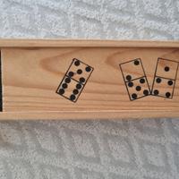 gioco del domino con scatola di legno
