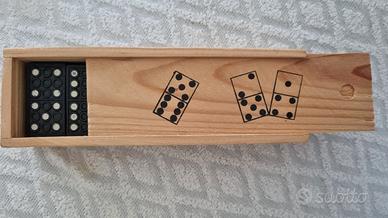 gioco del domino con scatola di legno