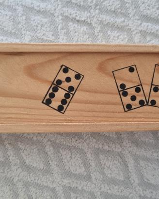 gioco del domino con scatola di legno