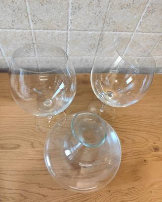 Decanter e grandi calici per vino rosso