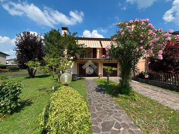 VILLA A SCHIERA D'ANGOLO A AGNADELLO