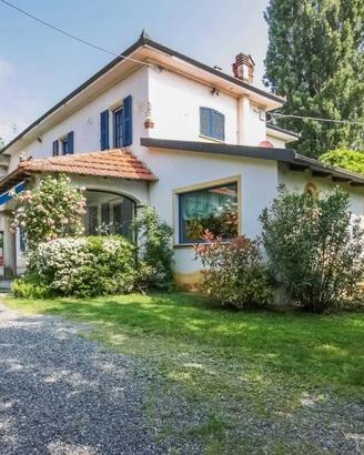 Rustico / Casale di 387 m² con più di 5 locali e b