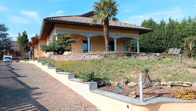 Villa di 400 mq + garage di 133 mq