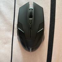 Mouse, casse, cuffie e alzatina schermo computer