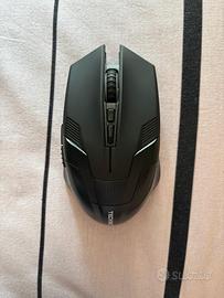 Mouse, casse, cuffie e alzatina schermo computer