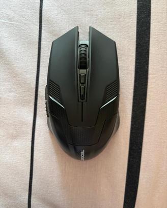 Mouse, casse, cuffie e alzatina schermo computer