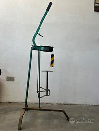 Tappatrice a leva manuale per tappi di sughero