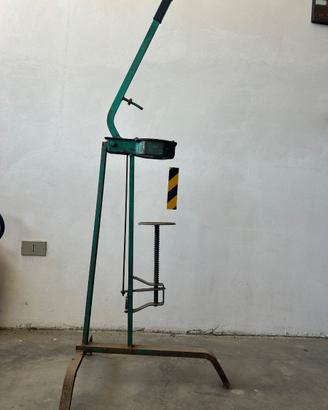 Tappatrice a leva manuale per tappi di sughero