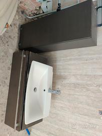 mobile bagno con lavabo e pensile