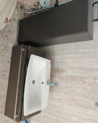 mobile bagno con lavabo e pensile