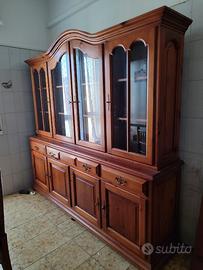 Credenza rustica con vetrine