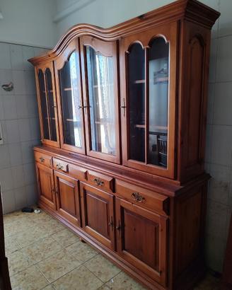 Credenza rustica con vetrine