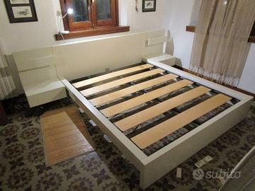 letto in legno bianco con 2 comodini laterali con