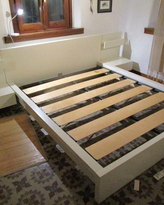 letto in legno bianco con 2 comodini laterali con