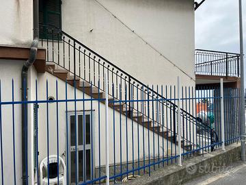 ringhiera in ferro pesante per scala circa 6 metri