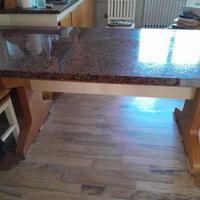 Tavolo in granito con gambe in legno