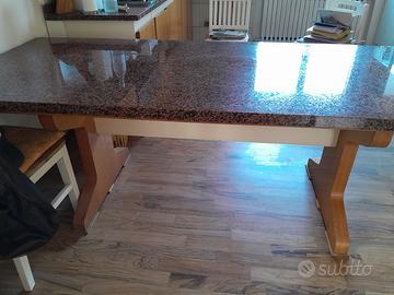 Tavolo in granito con gambe in legno