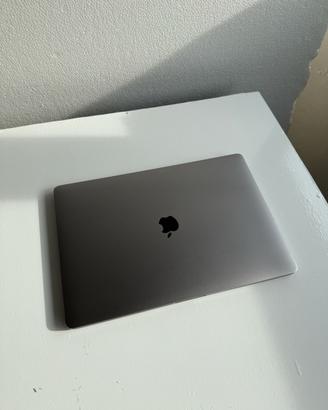 MacBook Pro 15" 2018 i7 6-Core 16GB RAM Apple