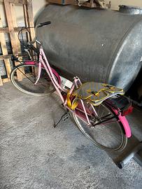 Bicicletta senza sella rosa