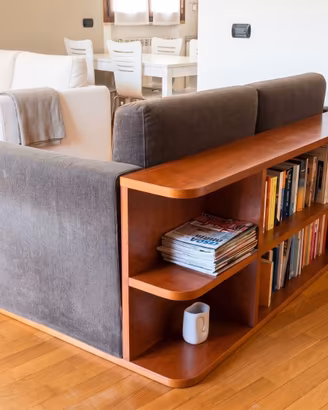 Divano 2 Posti Design con Libreria Integrata