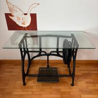 Macchina da cucire con piano in vetro