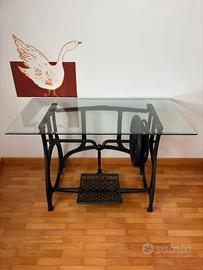 Macchina da cucire con piano in vetro