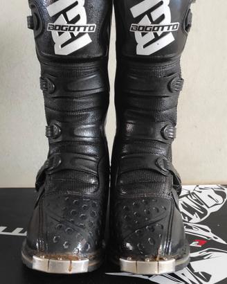 Casco, pantaloni, stivali, maglia, pettorina, masc