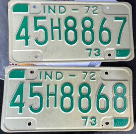 2 Targhe USA 1972-73 RARITÀ numeri  consecutivi