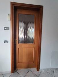 Porta interna soggiorno in legno con vetro satinat