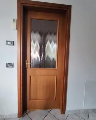 Porta interna soggiorno in legno con vetro satinat