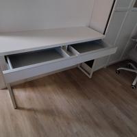 scrivania MICKE di IKEA, 