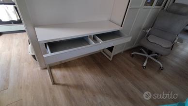 scrivania MICKE di IKEA, 