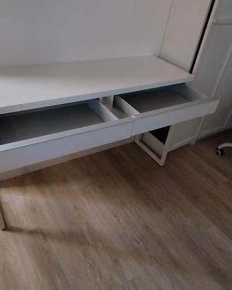 scrivania MICKE di IKEA, 