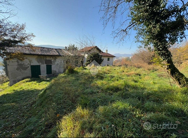 Appartamento rustico con annesso terreno e bosco
