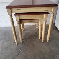 Tris di tavolini impilabili in legno